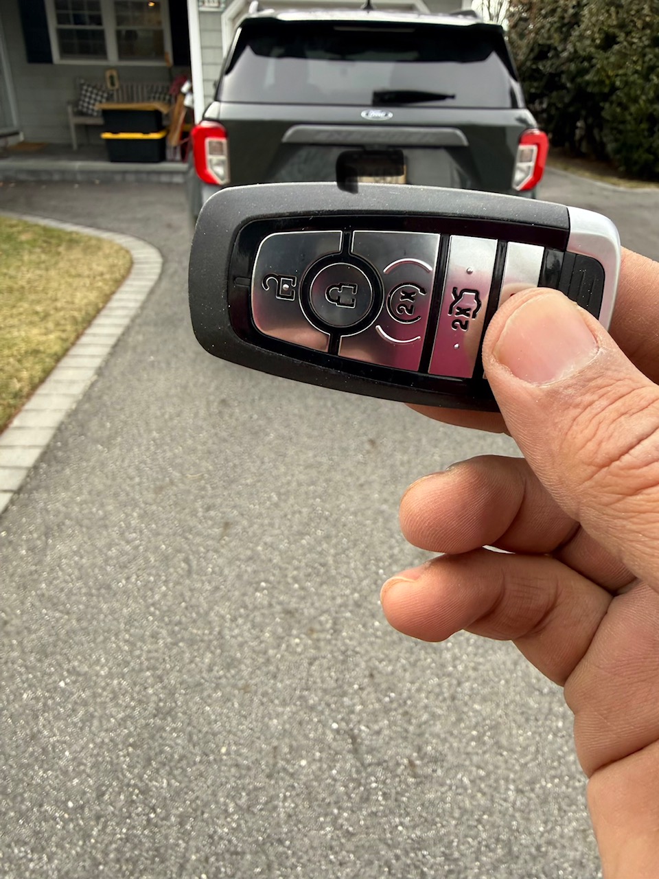 Ford key fob replacement and programming for SUV in Queens NY by Flushing Queens Locksmith